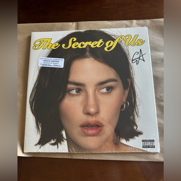 GRACIE ABRAMS THE SECRET OF US SIGNED AUTOGRAPHED YELLOW VINYL LP ALBUM ON COVER - Picture 6 of 15